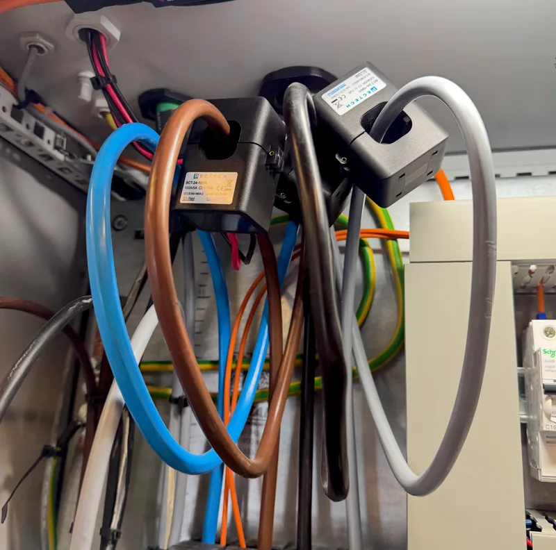 Compteur d'énergie installé sur un tableau divisionnaire avec transformateurs d'intensité