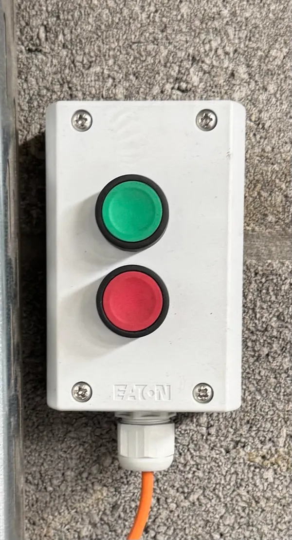 Boîtier de boutons Eaton vert et rouge