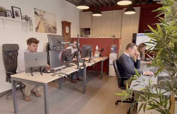 Bureaux Finemeca avec postes informatiques pour les collaborateurs