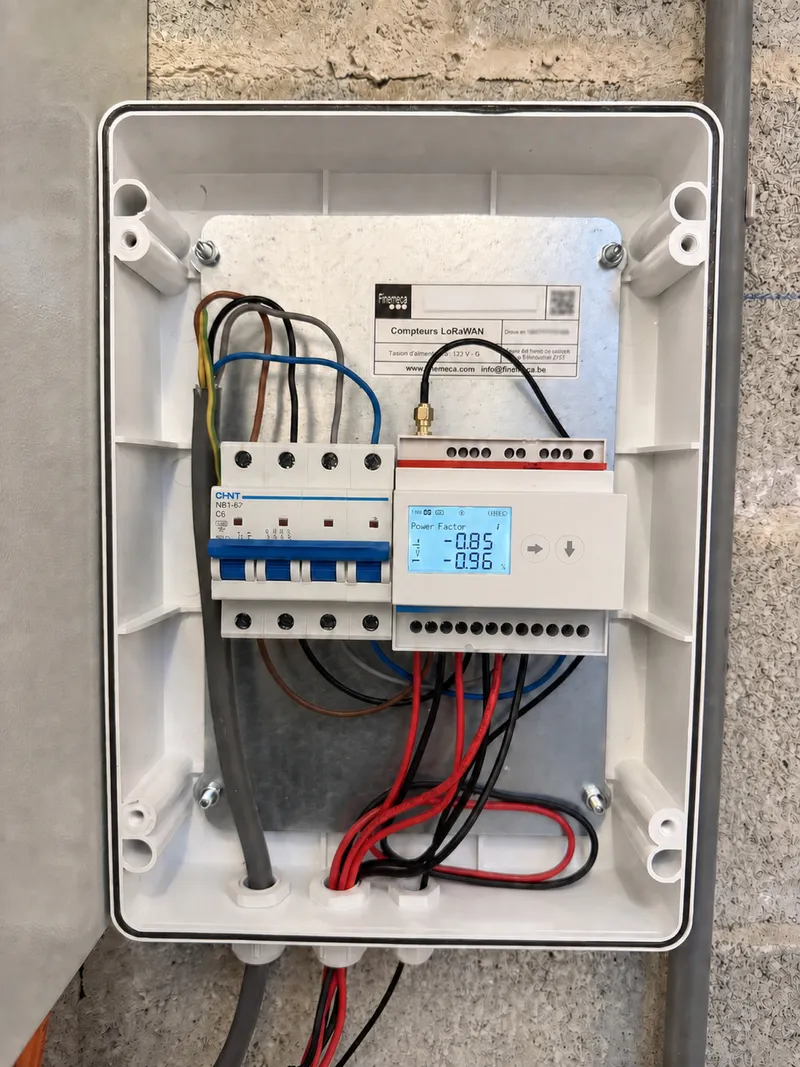 Centrale de mesure triphasée installée dans un TGBT industriel