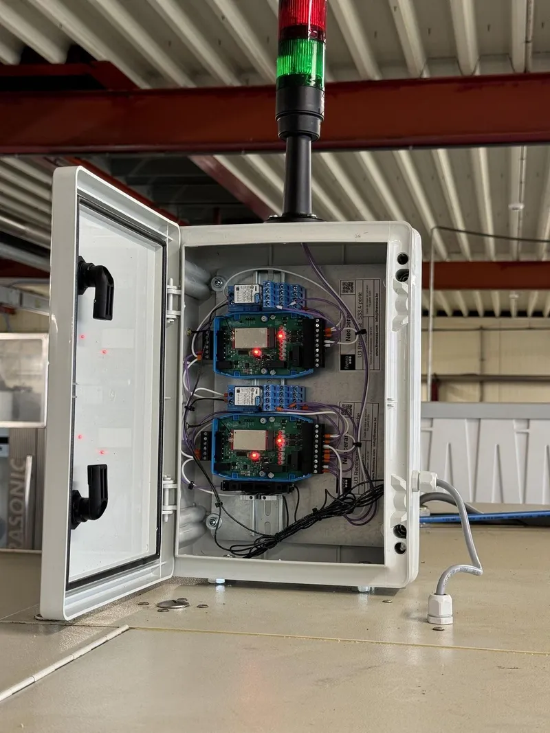 Coffret équipé de devices LoRaWAN et lampes de signalisation