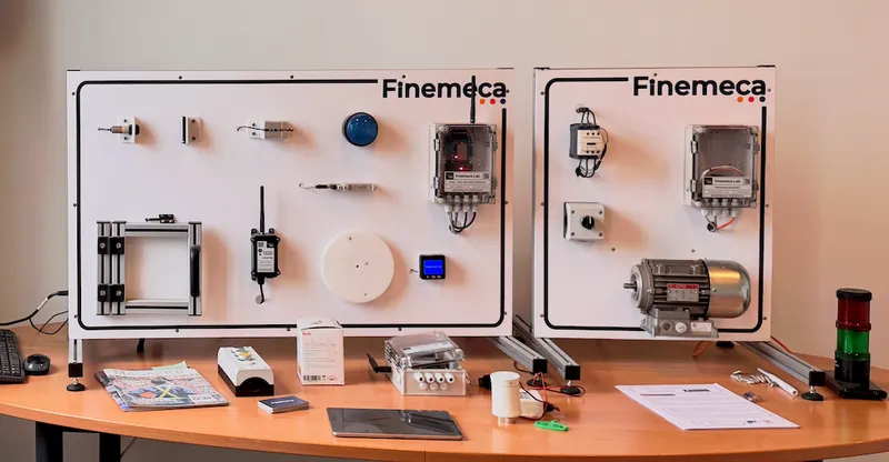 Salle de démonstration Finemeca avec panneaux démonstrateurs IoT pour l'Excellence Opérationnelle et les systèmes énergétiques