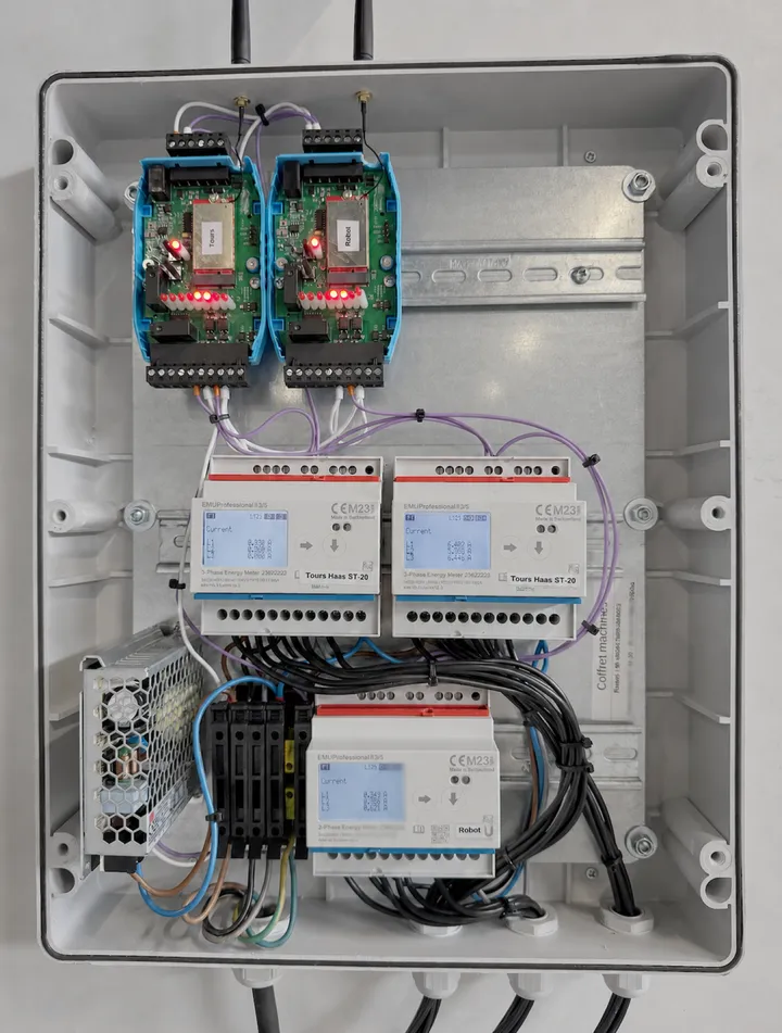 Coffret IoT Finemeca : intégration et câblage dans nos ateliers