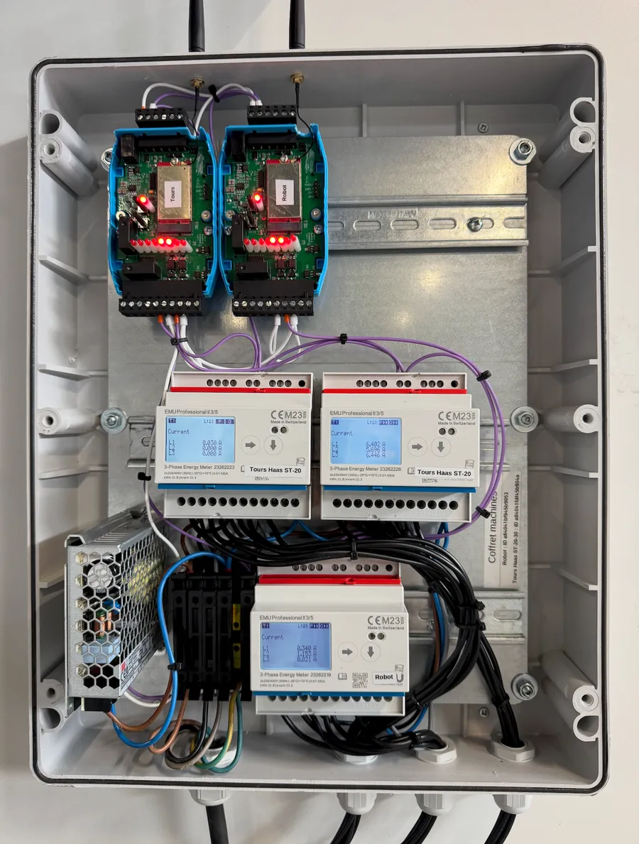 Coffret IoT Finemeca — intégration et câblage dans nos ateliers
