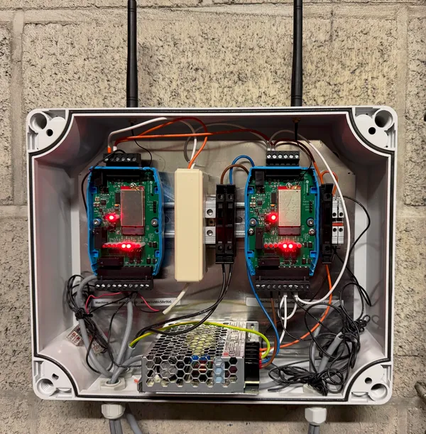 Coffret avec deux devices LoRaWAN pour comptage et commande d'électro-vanne