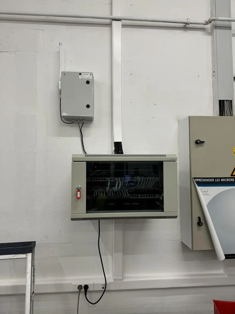Gateway LoRaWAN installée au centre de l'usine chez Neoceram