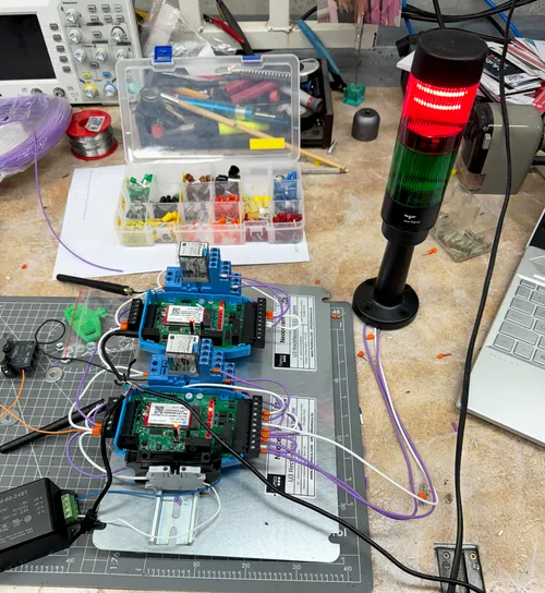 Assemblage et test d'un device IoT dans le labo Finemeca avant expédition