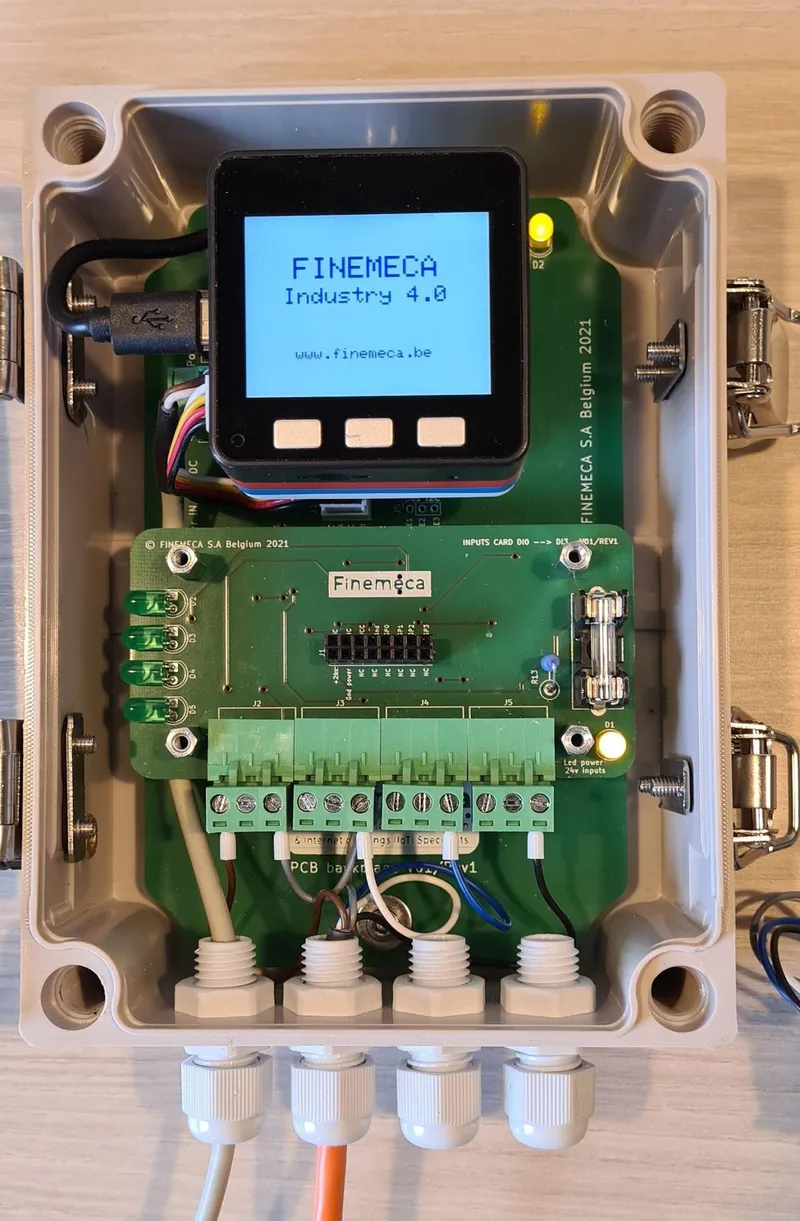 Device‑V02 développé par Finemeca avec cartes d'entrées/sorties digitales et capteurs industriels