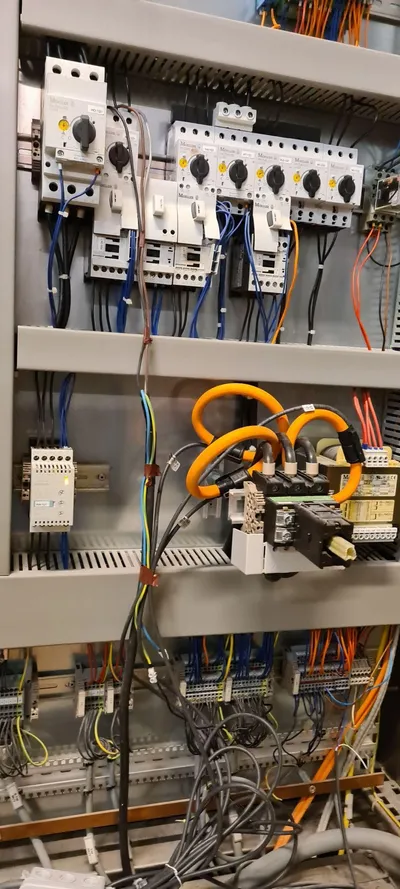 Pinces ampèremétriques et capteurs installés dans un tableau électrique