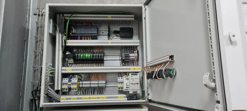 Installation de réseaux filaires et coffrets électriques sur site industriel