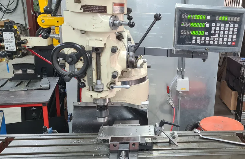 Fraiseuse dans l'atelier mécanique Finemeca — héritage de notre activité historique de mécanique de précision