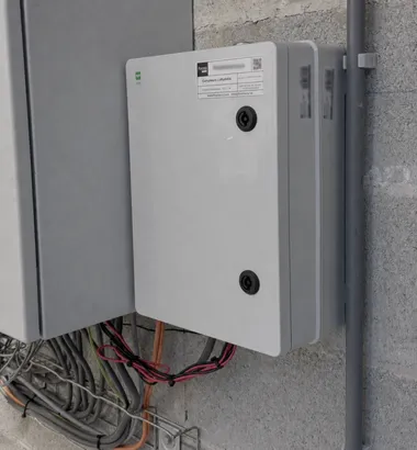 Composition du Kit Compteur d'énergie Finemeca avec compteur, device LoRaWAN et transformateurs d'intensité