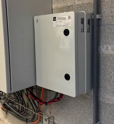 Composition du Kit Compteur d'énergie Finemeca avec compteur, device LoRaWAN et transformateurs d'intensité