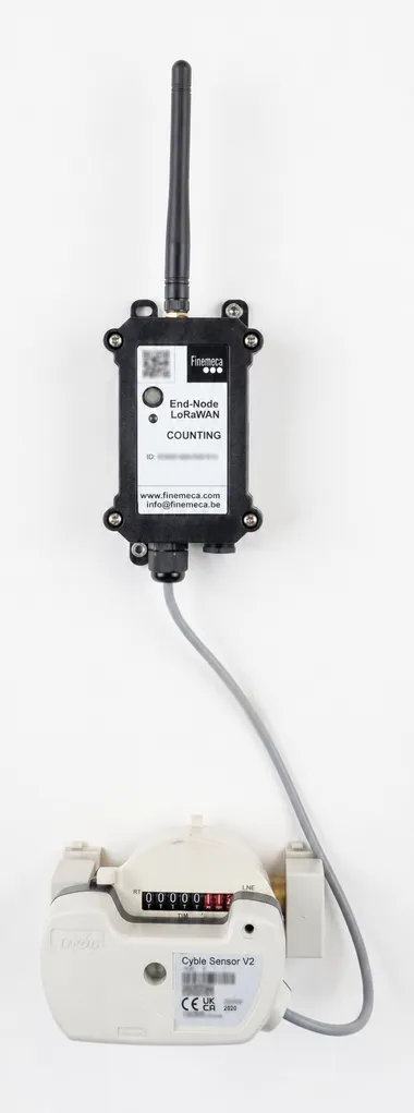 Composition du Kit Télémétrie Eau Finemeca avec module générateur d'impulsion et device LoRaWAN dans son coffret