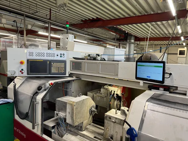 Atelier de production Neoceram avec machines de dosage de précision