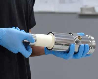 Pompe céramique Neoceram - assemblage en salle blanche