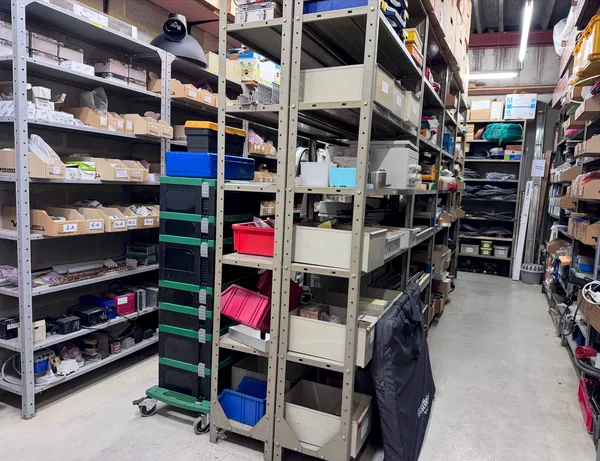 Réserve Finemeca contenant des pièces IoT et électromécaniques