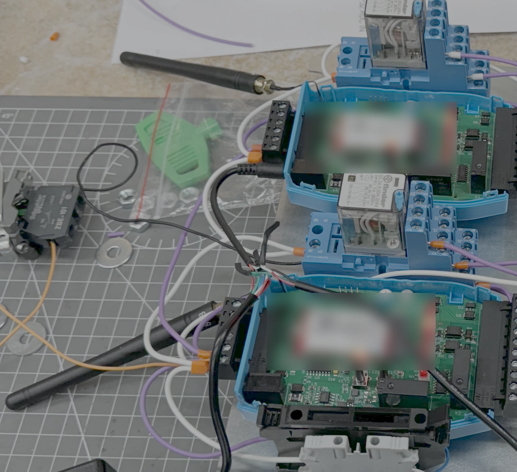 Deux devices LoRaWAN et leurs relais en cours de câblage sur un établi