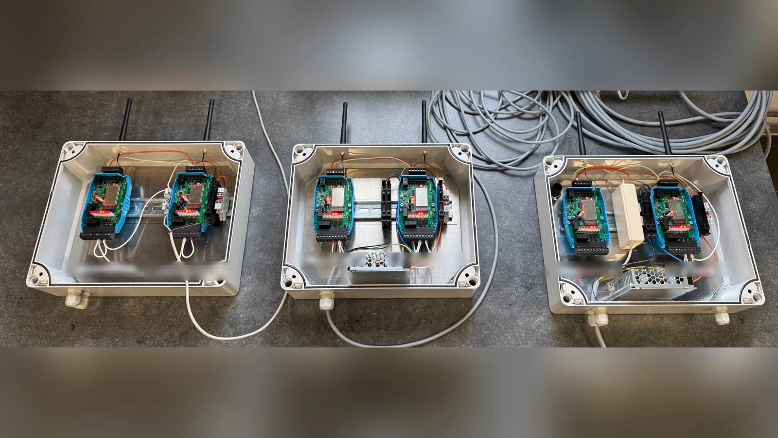 Trois coffrets ouverts équipés chacun de deux devices LoRaWAN sur rail DIN