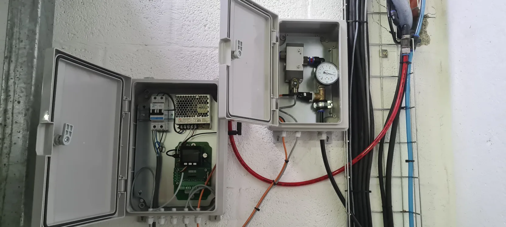 Devices IoT LoRaWAN couplés à un distributeur pneumatique pour surveillance de pression résiduelle sur machine à l'arrêt