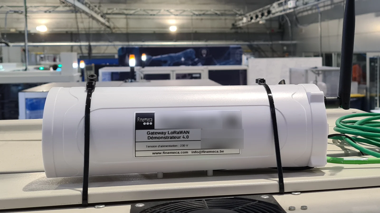 Gateway LoRaWAN installée en hauteur dans un hall industriel
