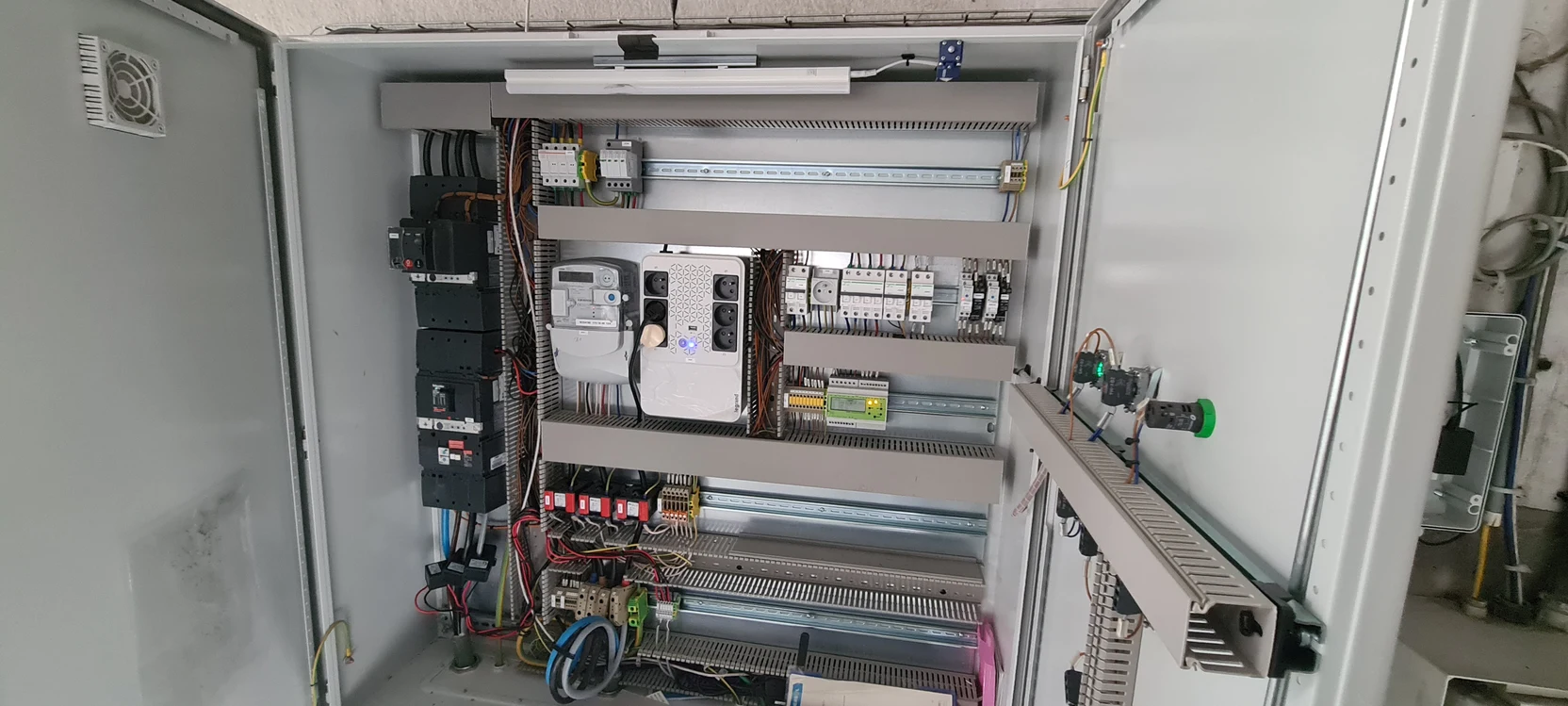 Armoire de pilotage d'une installation photovoltaïque avec son compteur et son automate dédiés