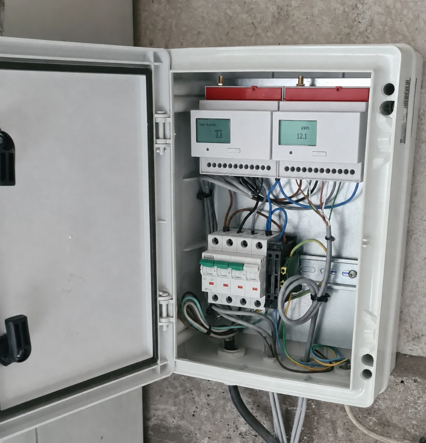 Coffret avec deux centrales de mesure LoRaWAN connectées aux transformateurs de courant