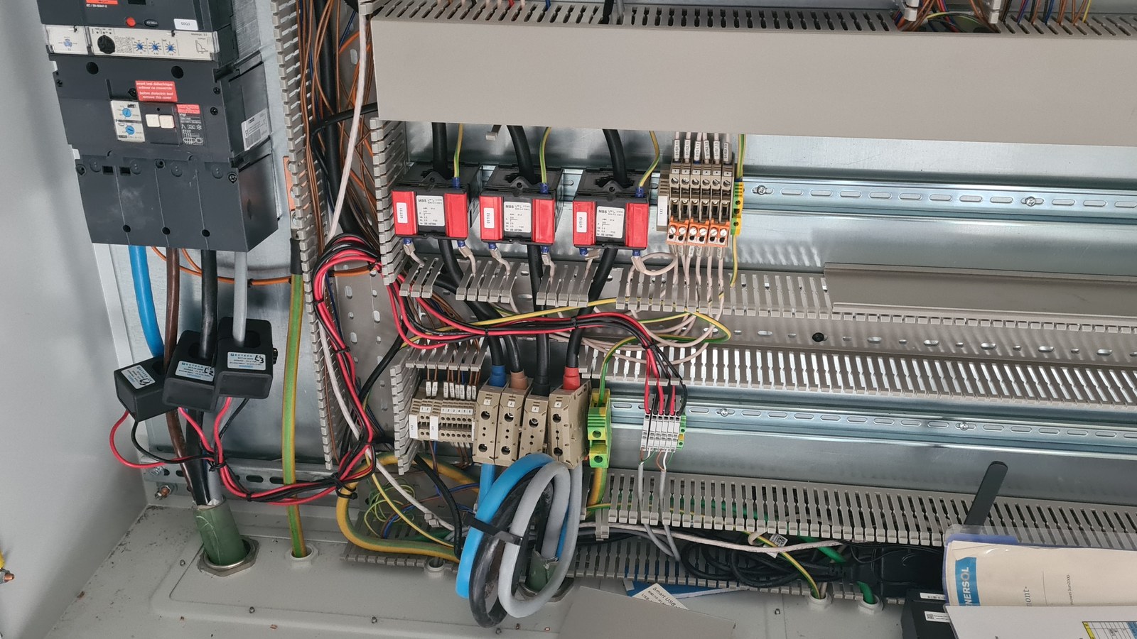 Câblage de transformateurs de courant et de relais dans une armoire électrique industrielle