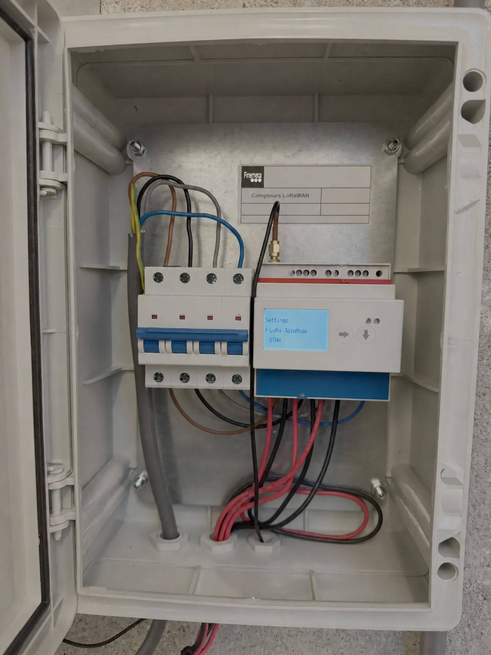 Centrale de mesure installée sur une armoire électrique