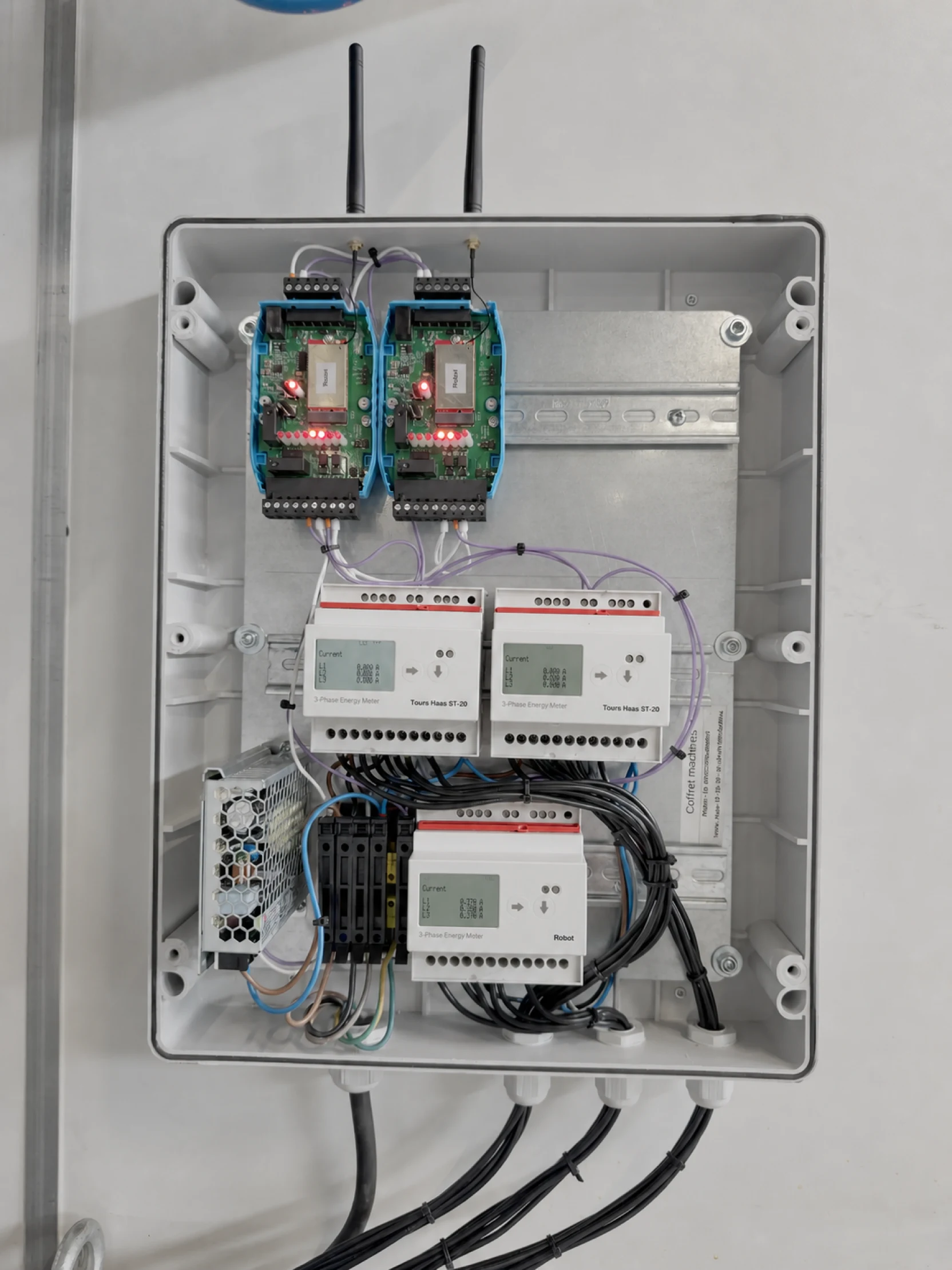 Coffret regroupant plusieurs compteurs d'énergie et devices LoRaWAN