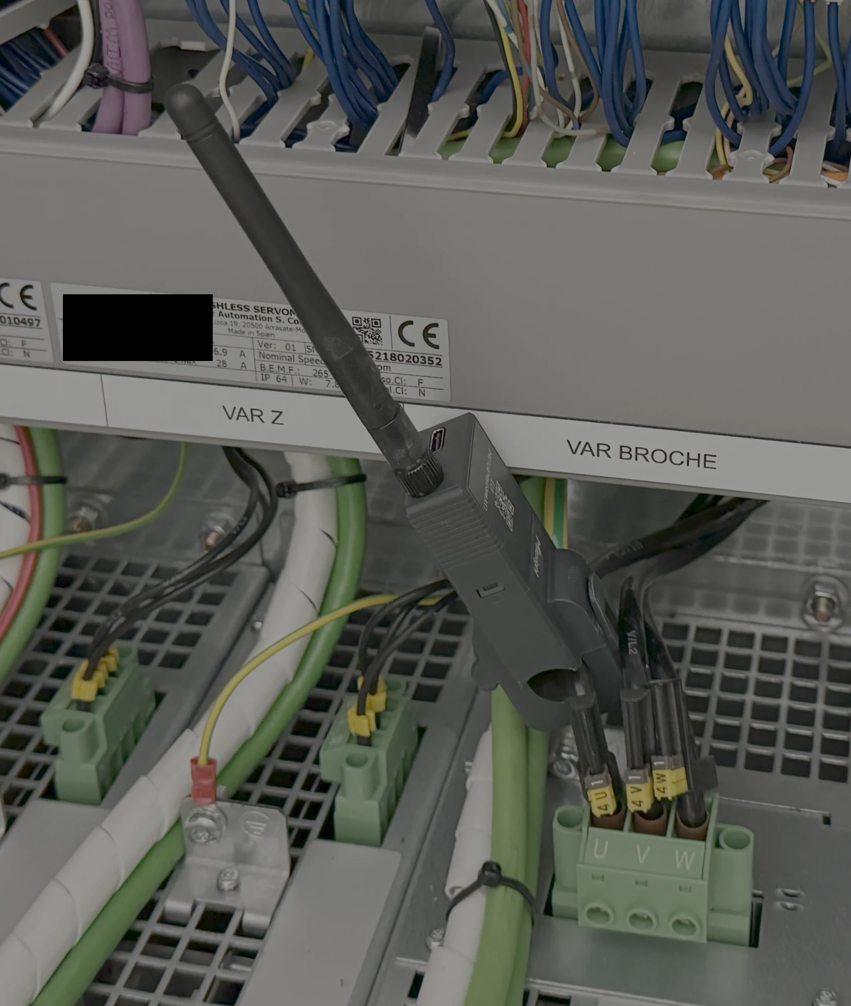 Mesure de courant par pince ampèremétrique sur un tableau électrique