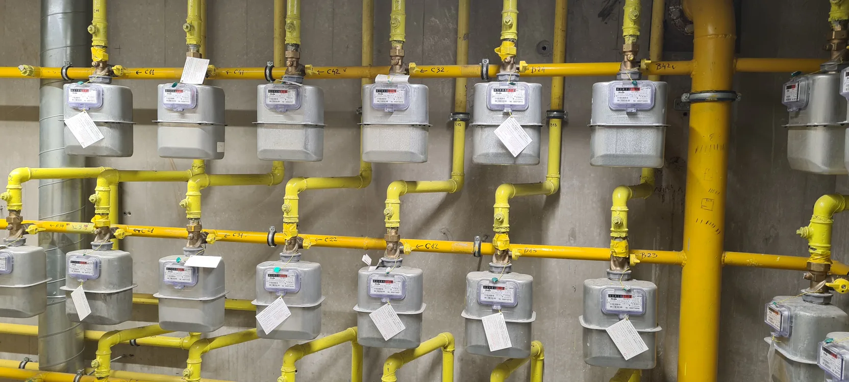 Batterie de compteurs gaz en sous-comptage sur leurs conduites jaunes